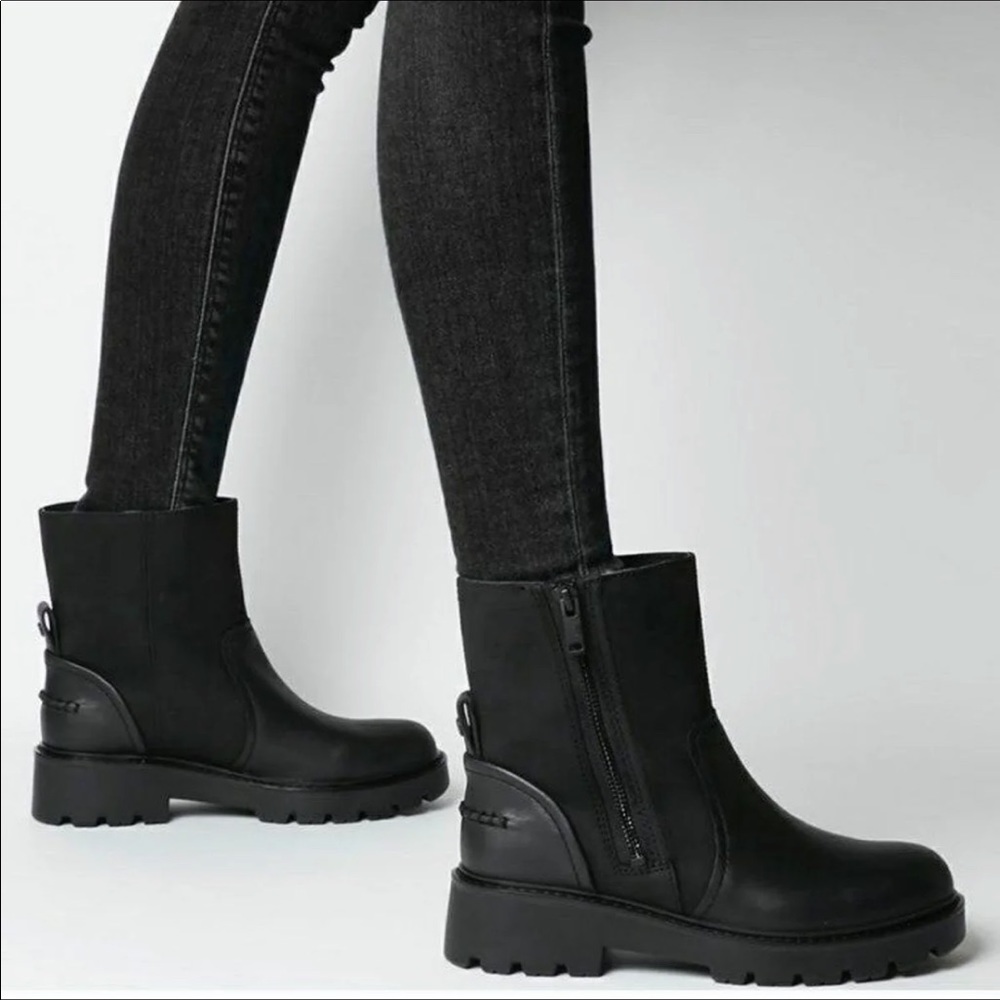 UGG Polk Short Leather Boot Sz 8.5 in black